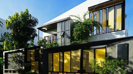 Hướng Tây thoáng gió với cầu thang màu bạc hà xanh
