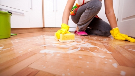 Mẹo tẩy vết sơn bám bẩn trên nền nhà hiệu quả 100%